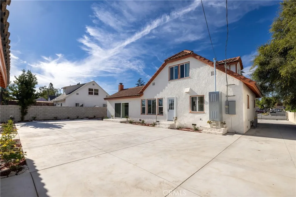 820 E Cameron