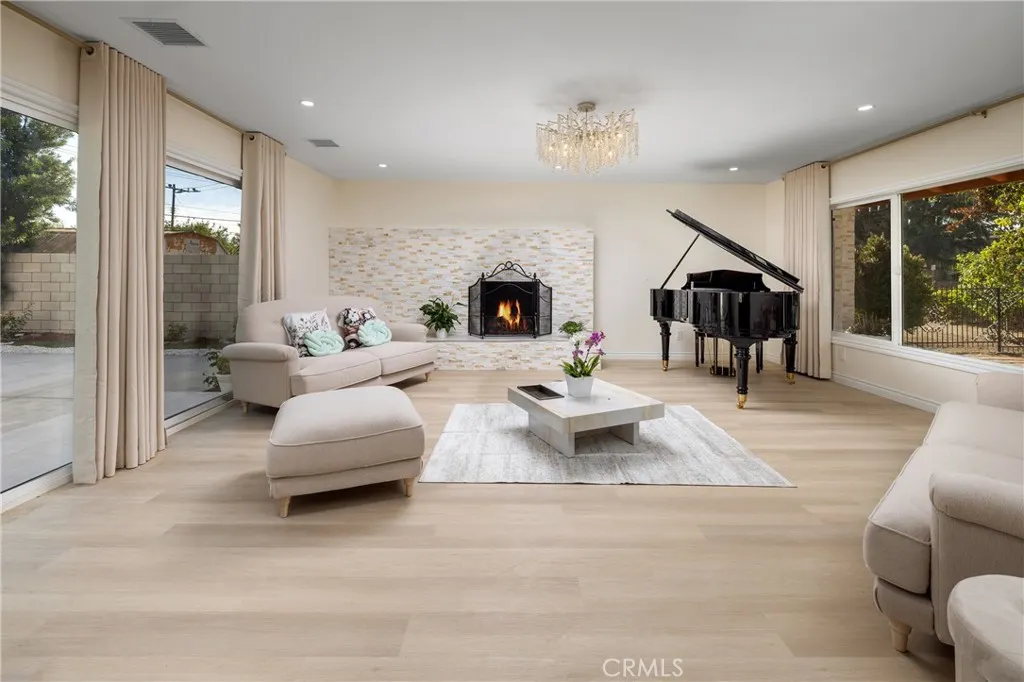 820 E Cameron