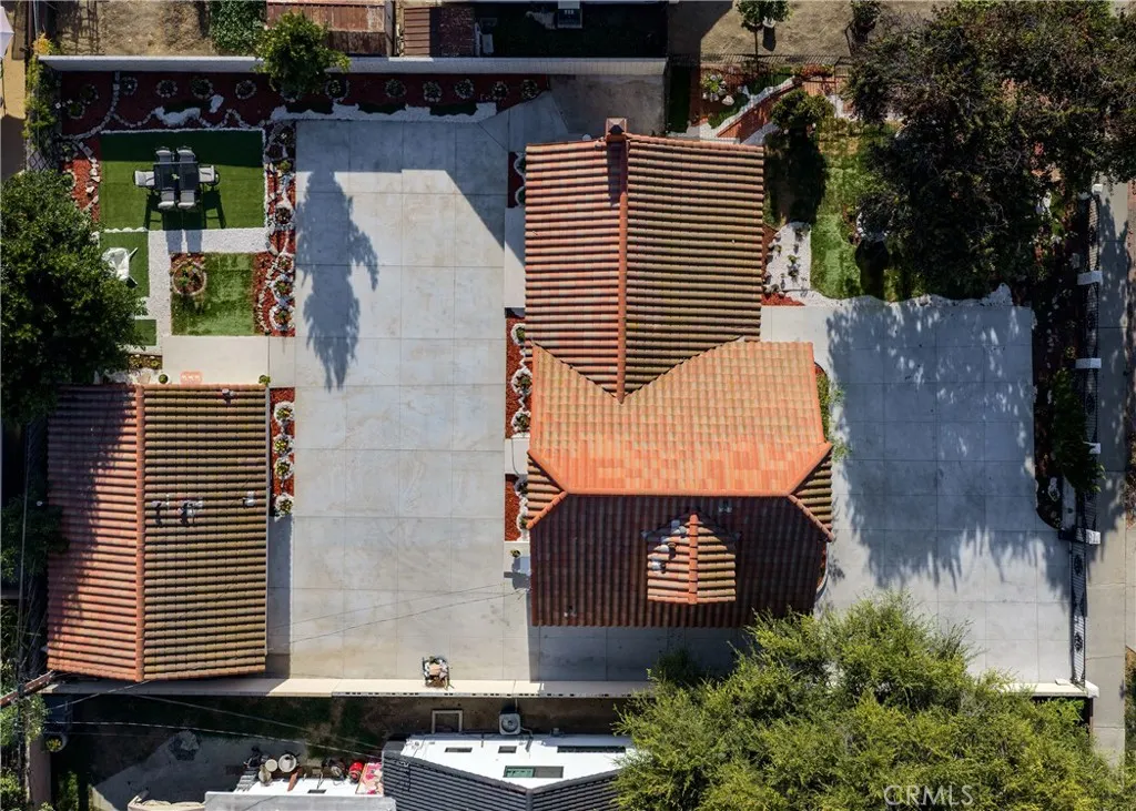 820 E Cameron