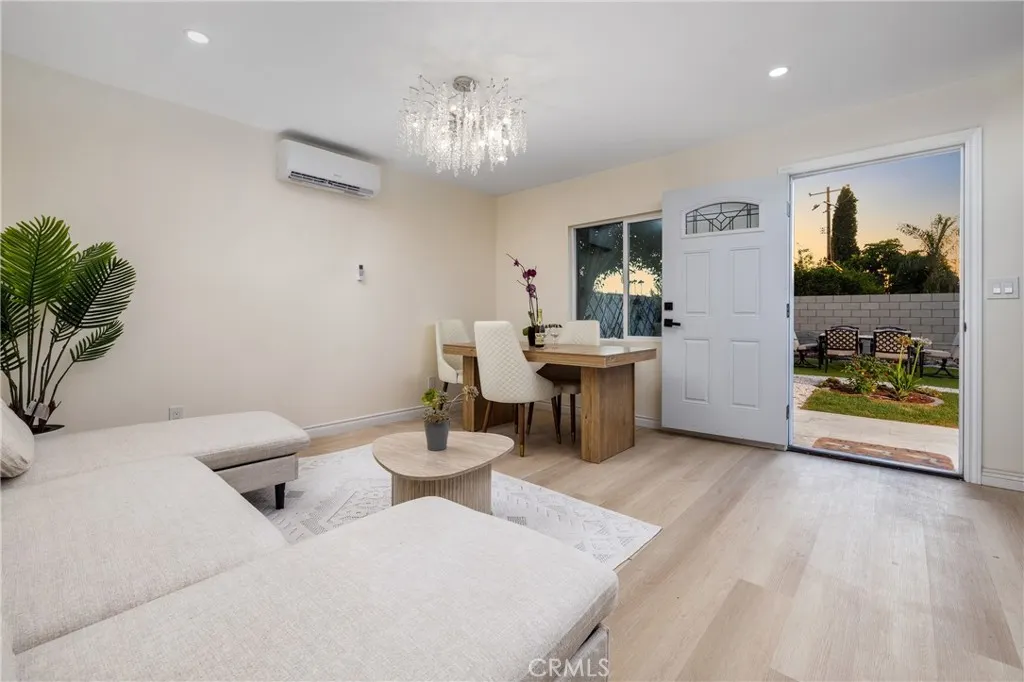 820 E Cameron