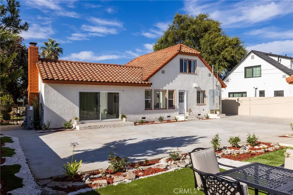 820 E Cameron