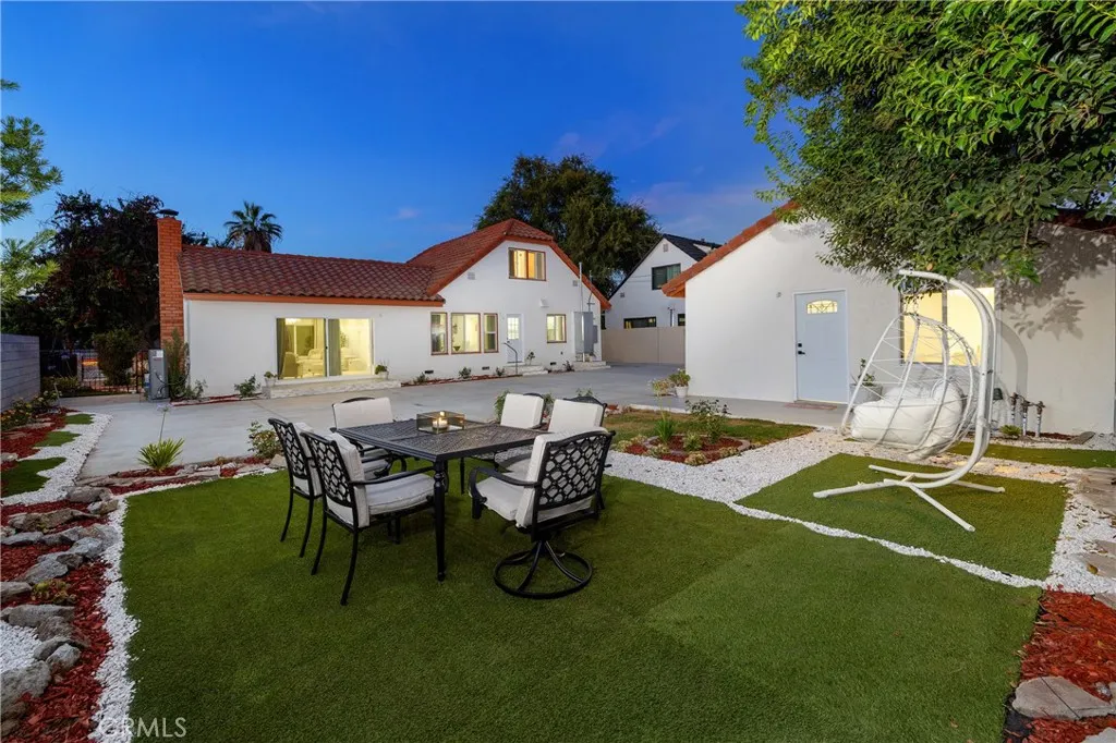 820 E Cameron