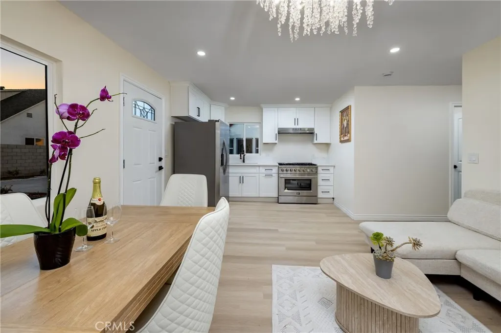 820 E Cameron