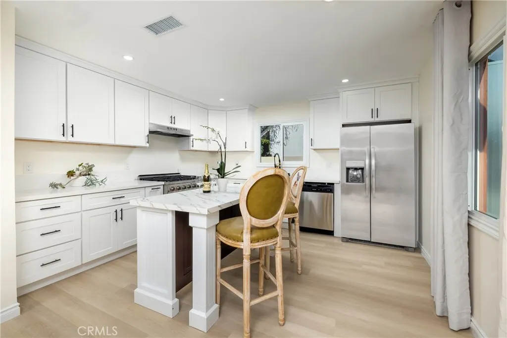 820 E Cameron