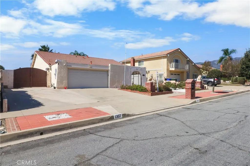 1307 Maywood