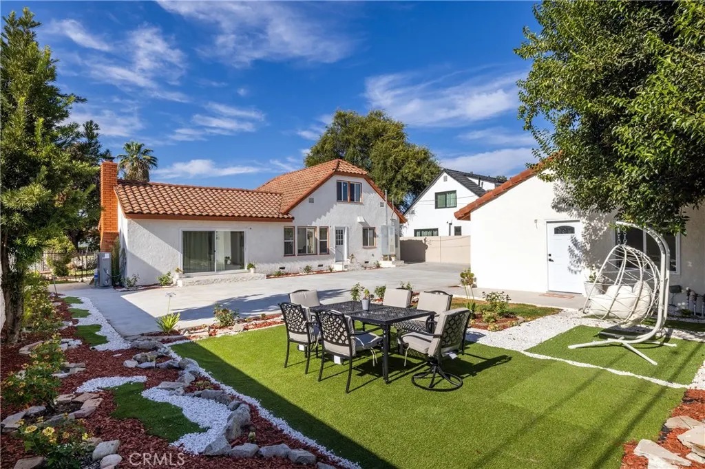 820 E Cameron