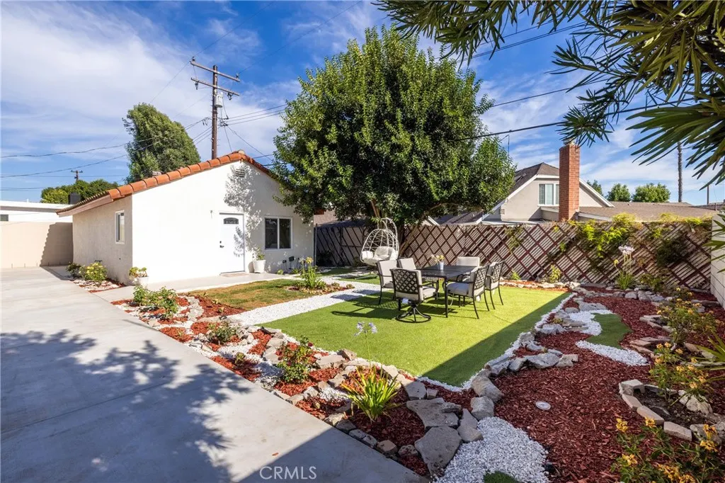 820 E Cameron