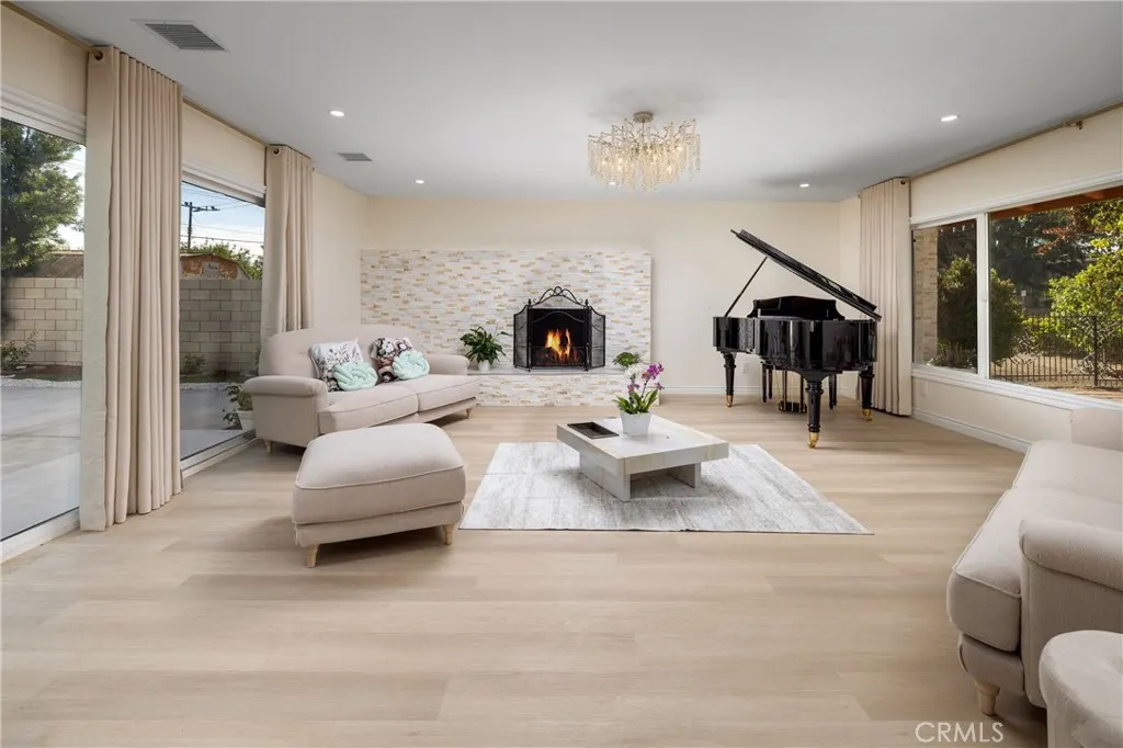820 E Cameron