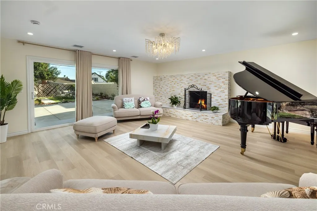 820 E Cameron