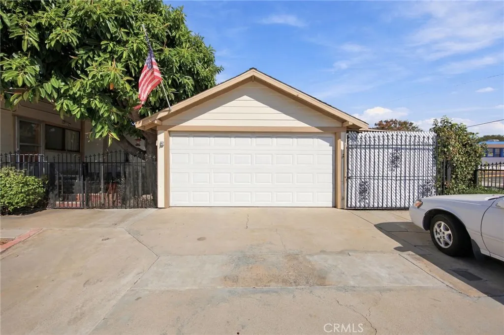 511 W Paramount