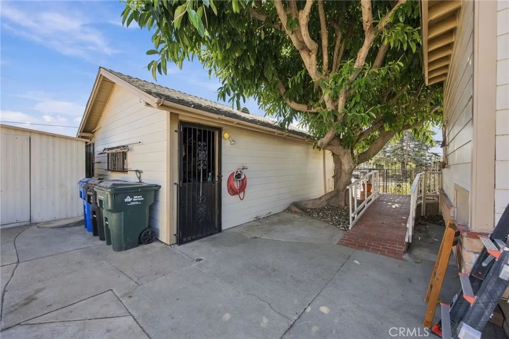 511 W Paramount