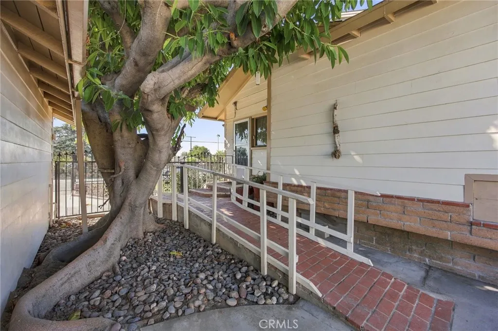 511 W Paramount