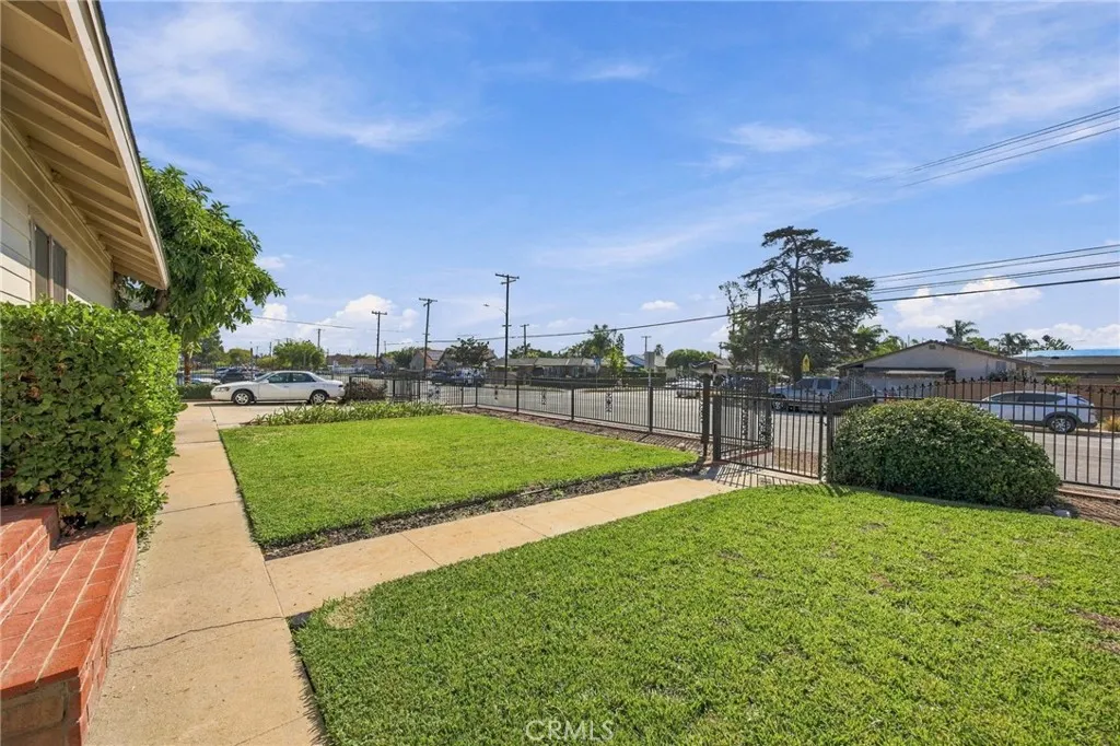 511 W Paramount