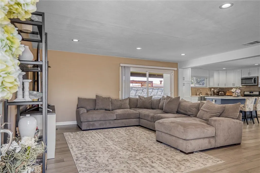 1006 N Calaveras