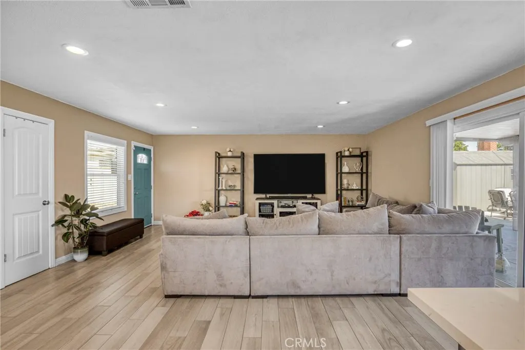 1006 N Calaveras