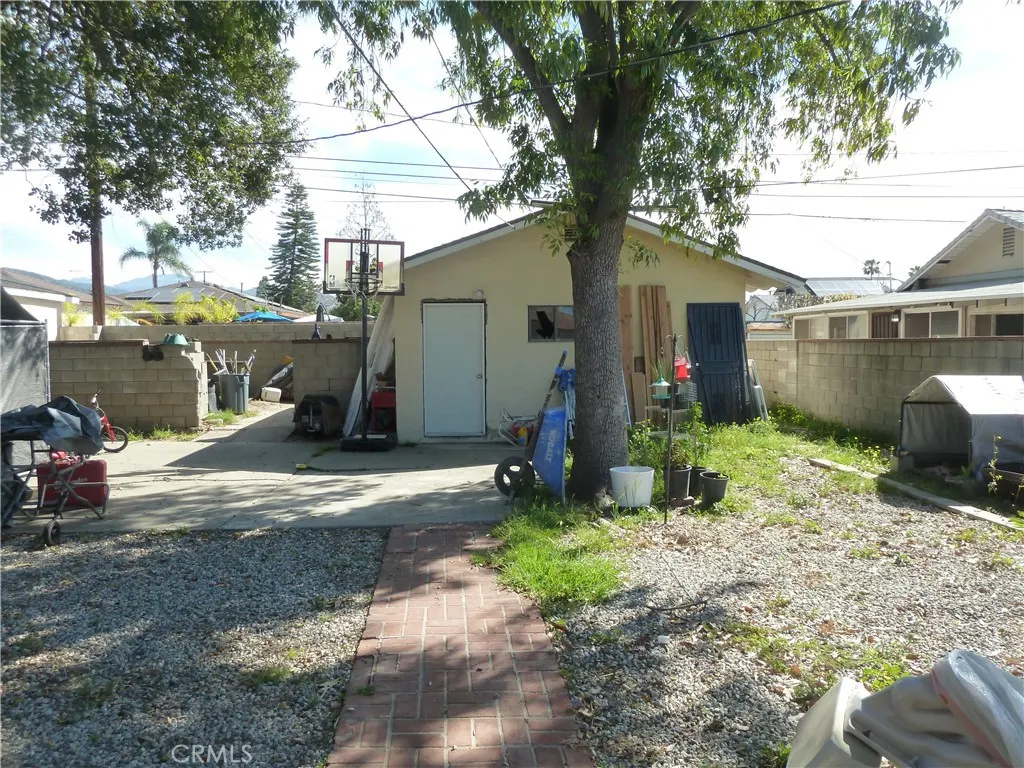 936 N Enid
