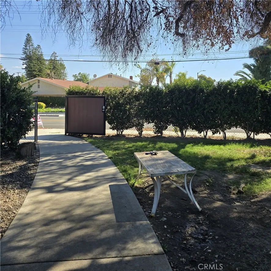 1239 S Vine Avenue