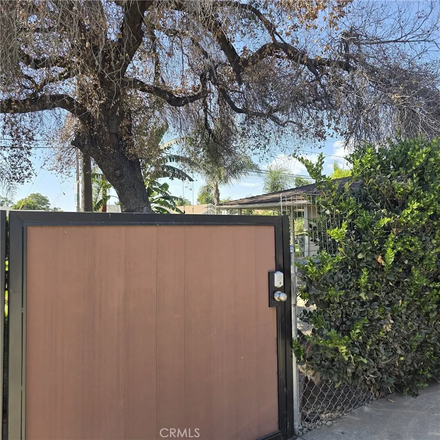 1239 S Vine Avenue