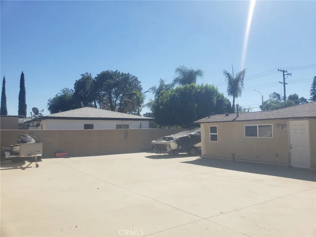 1239 S Vine Avenue