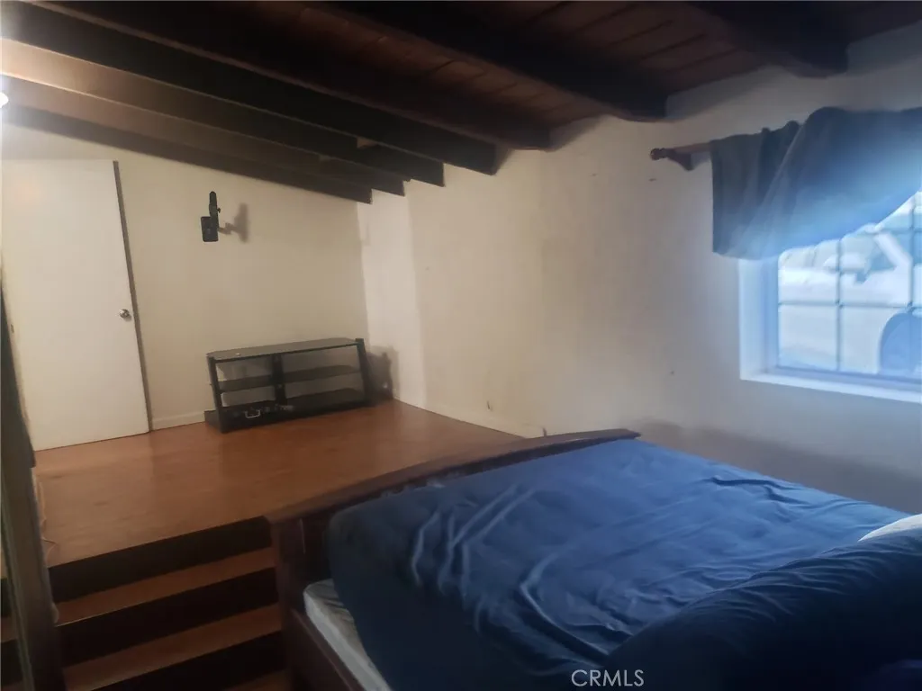 1239 S Vine Avenue