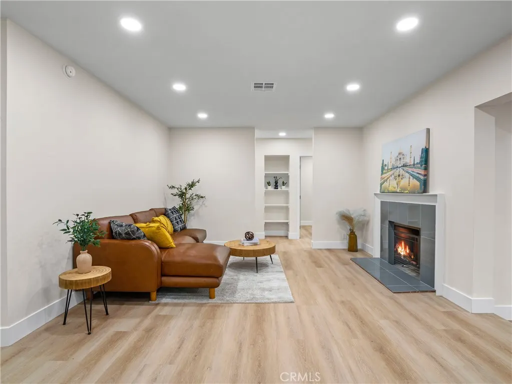 1125 E Louisa