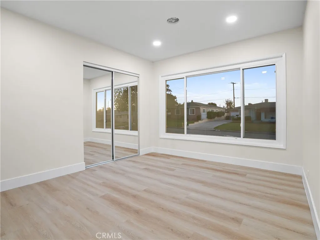 1125 E Louisa