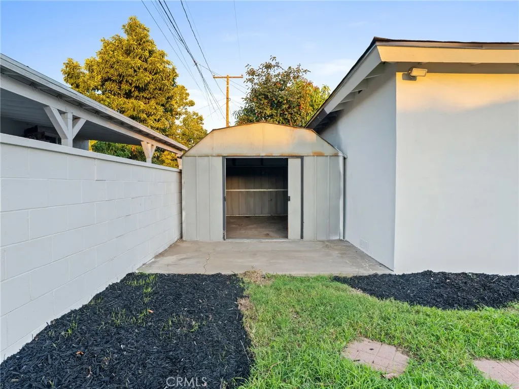 1125 E Louisa