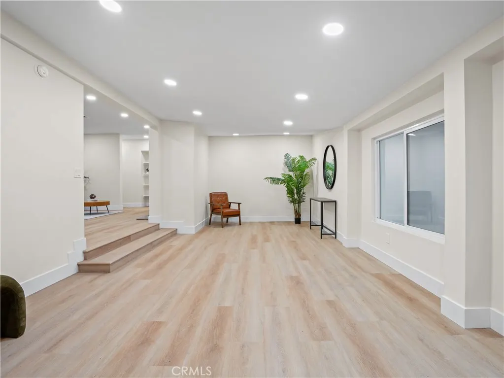 1125 E Louisa