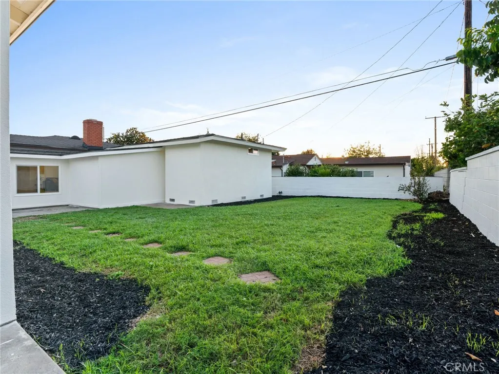 1125 E Louisa