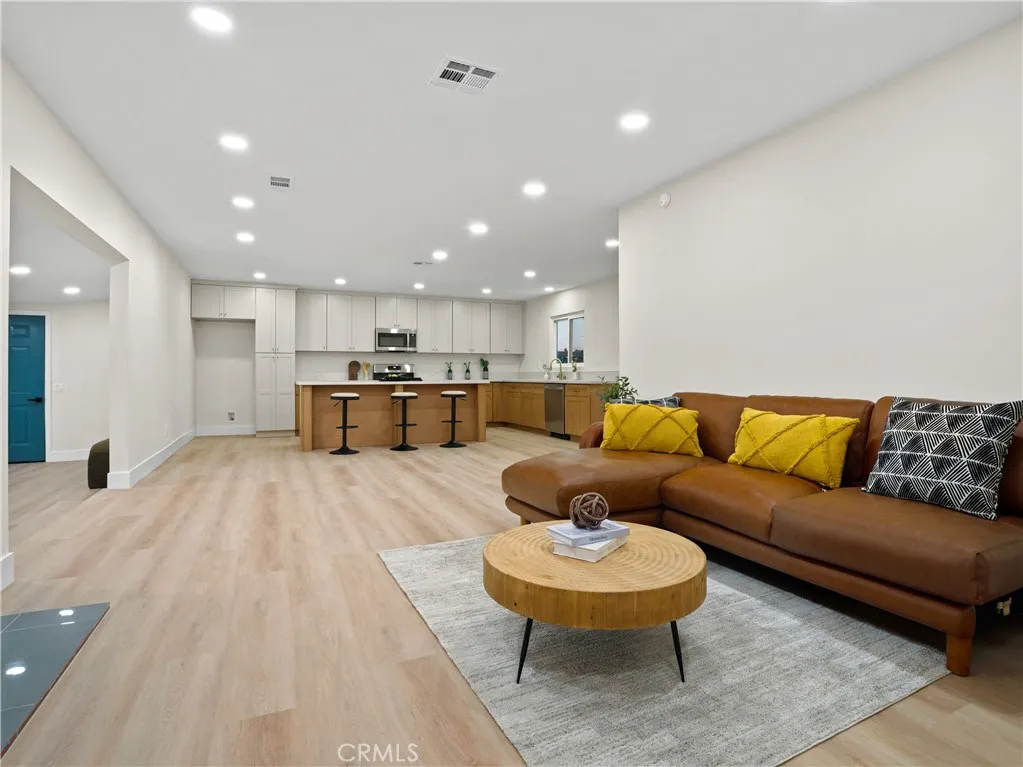 1125 E Louisa