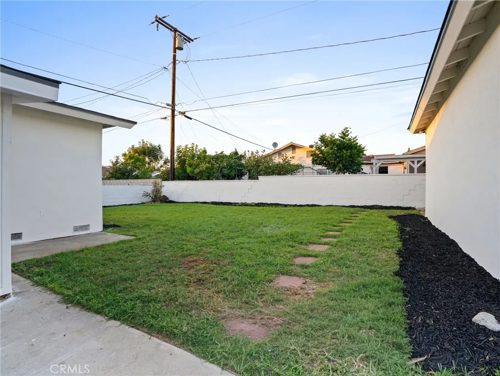 1125 E Louisa