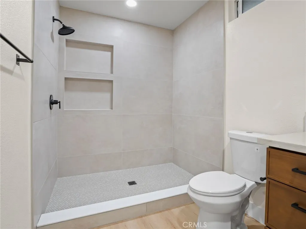 1125 E Louisa