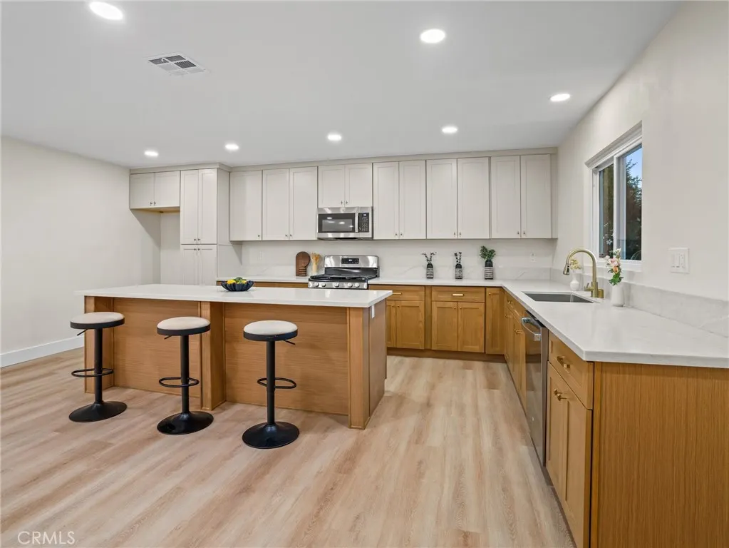 1125 E Louisa
