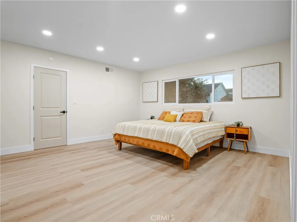 1125 E Louisa