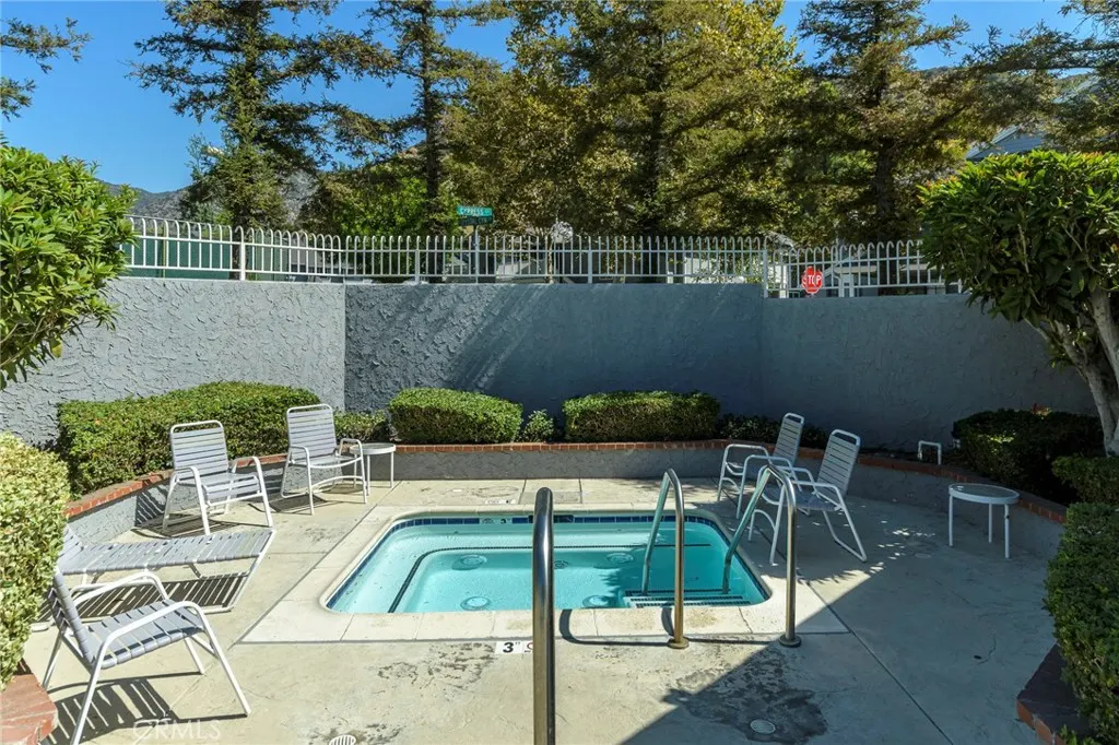338 Monroe Ct