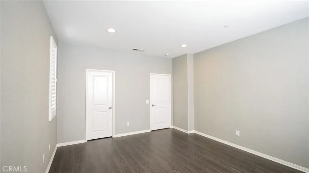 181 E Commercial