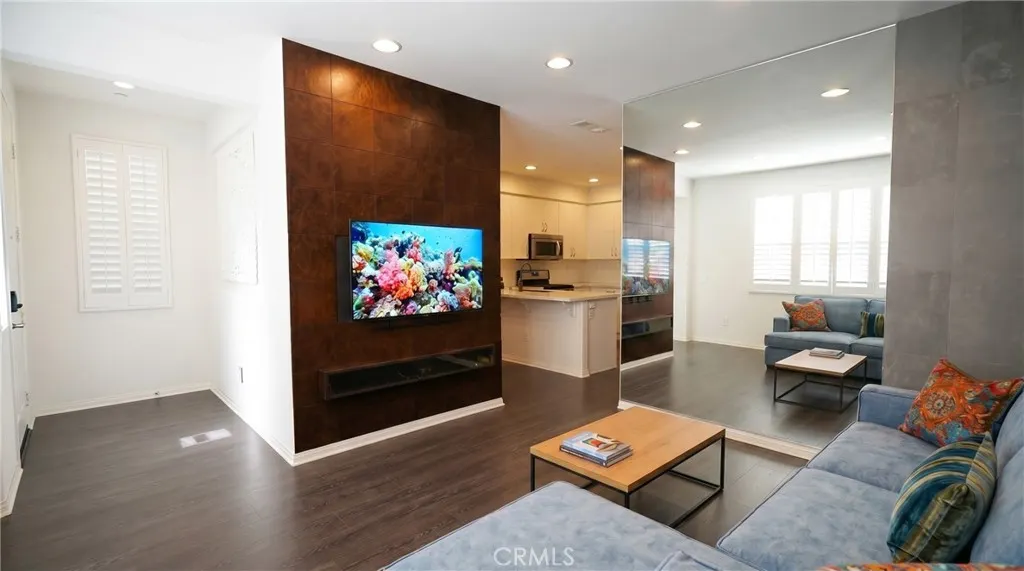 181 E Commercial