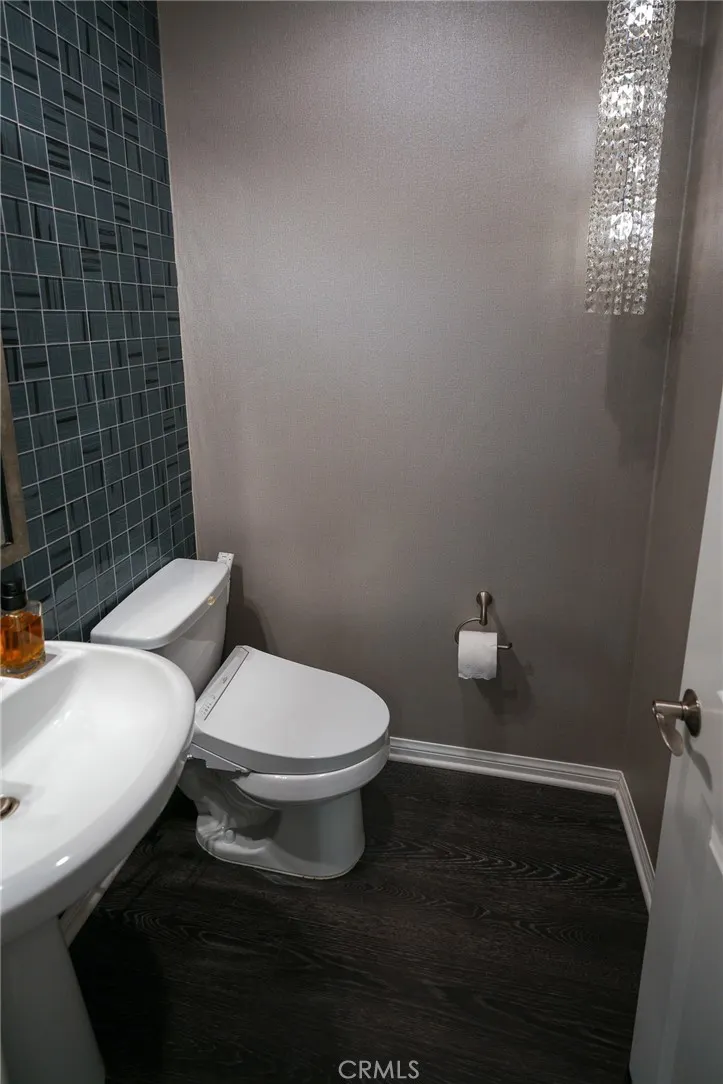 181 E Commercial