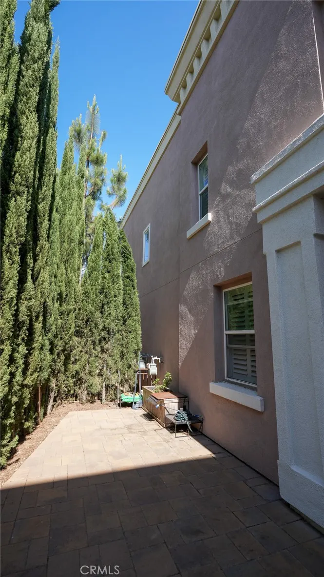 181 E Commercial