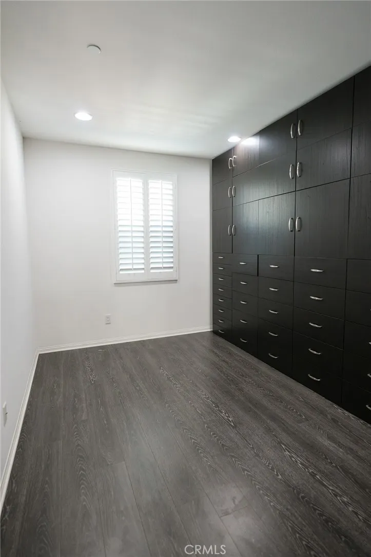 181 E Commercial