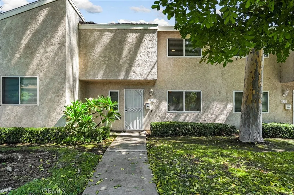 1322 N Elderberry Avenue