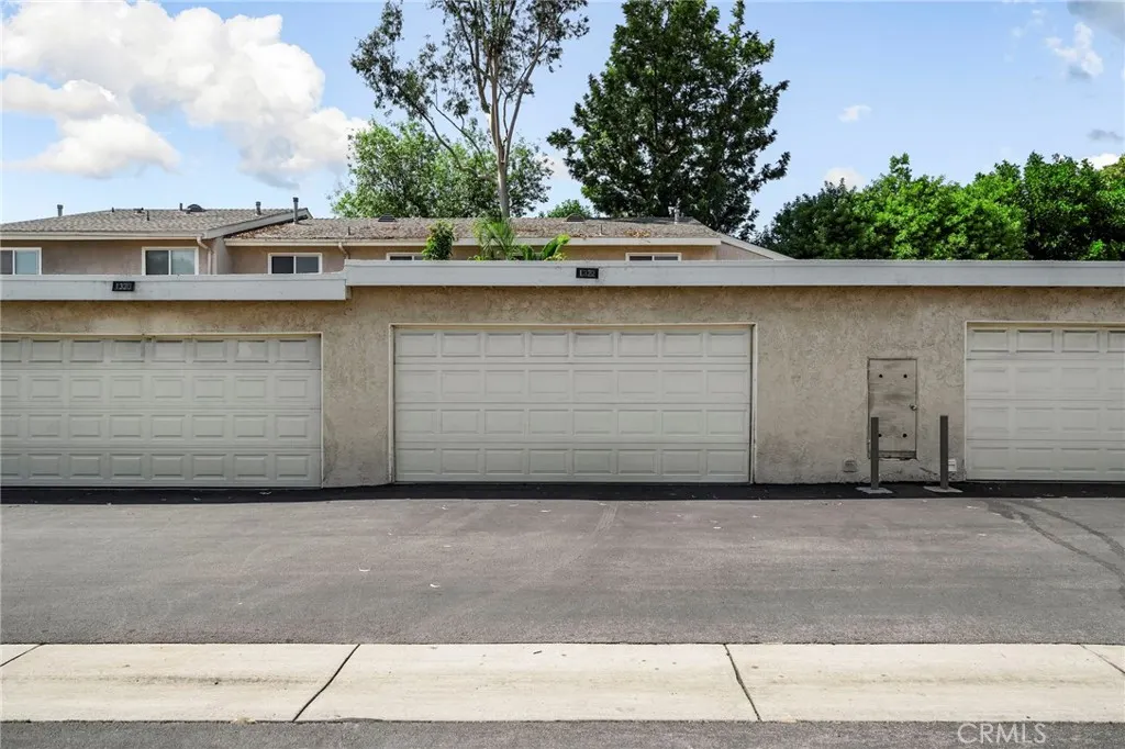 1322 N Elderberry Avenue