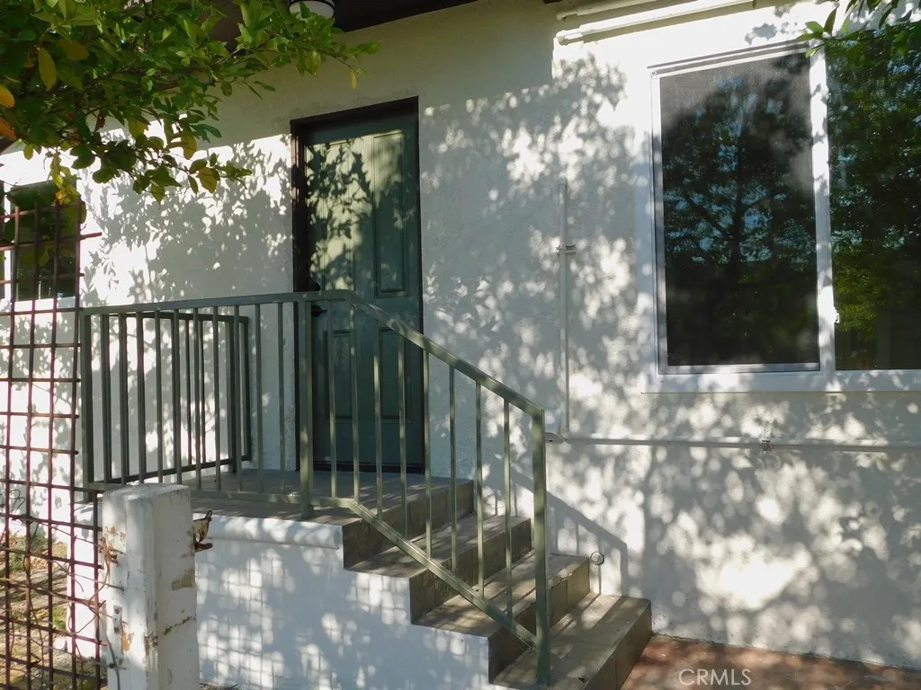 902 E 6th Street