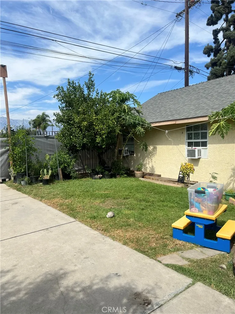 550 W Belmont