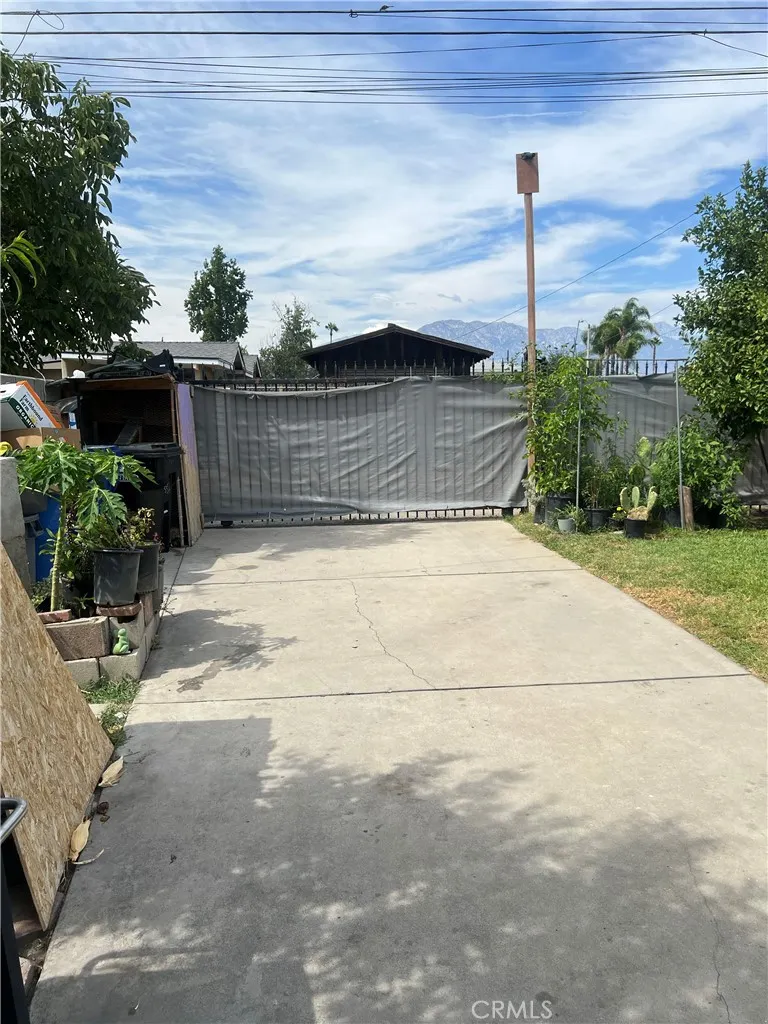 550 W Belmont