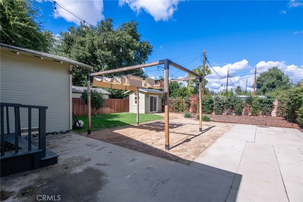573 E Kingsley Avenue