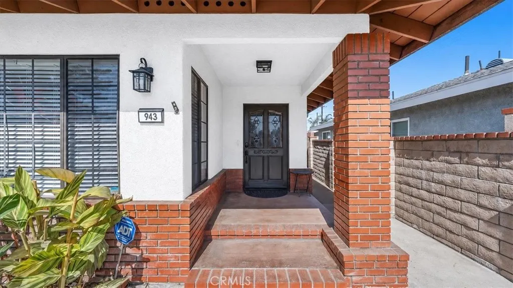 943 N Orange