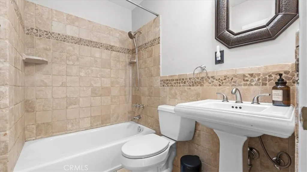 943 N Orange