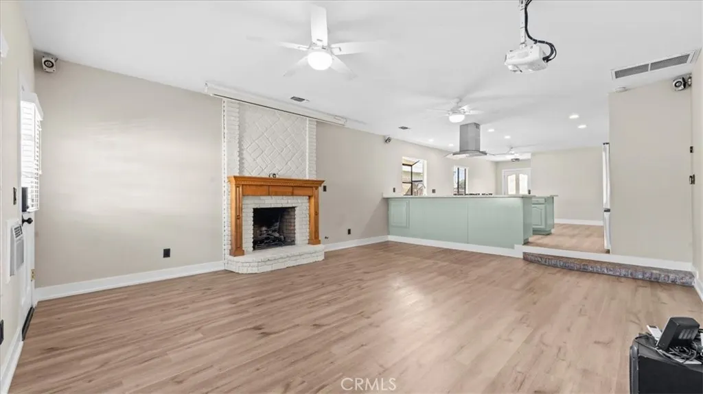 943 N Orange