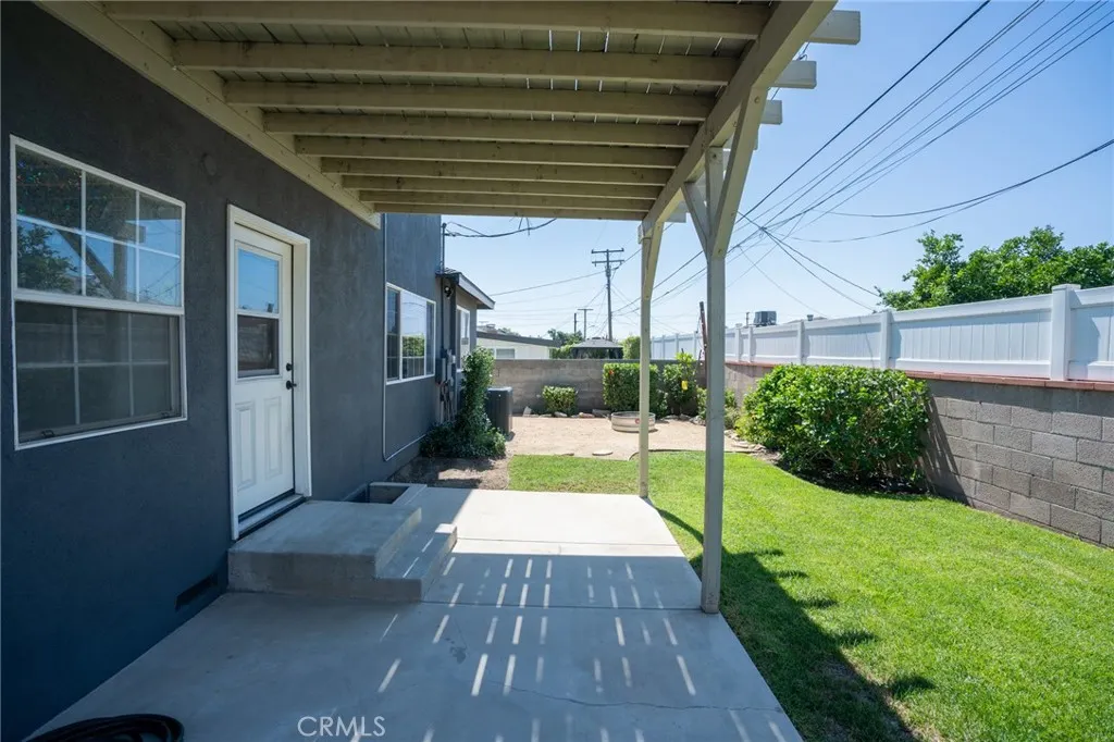 1335 N Vine Avenue